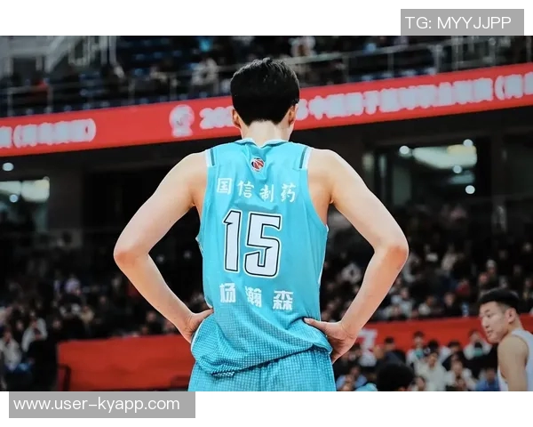 杨瀚森迎来关键发展期球队战术调整助其提升球权处理能力